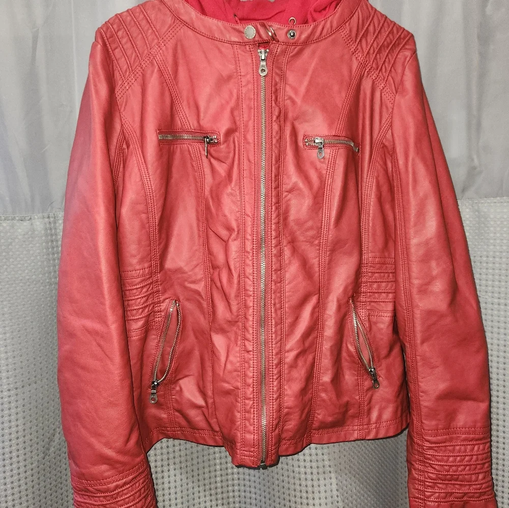 Red jacket - Picture 3 of 3